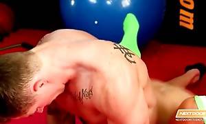 Muscled fitness instructor fucks his sexy client right in gy...